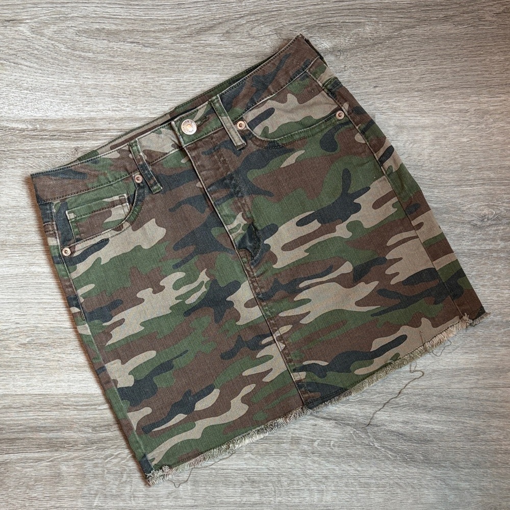 Forever 21 camo print mini skirt